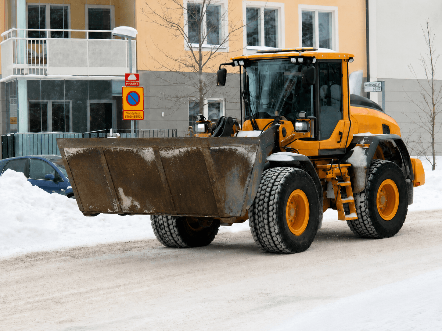 Hjullastare vid en fastighet vintertid