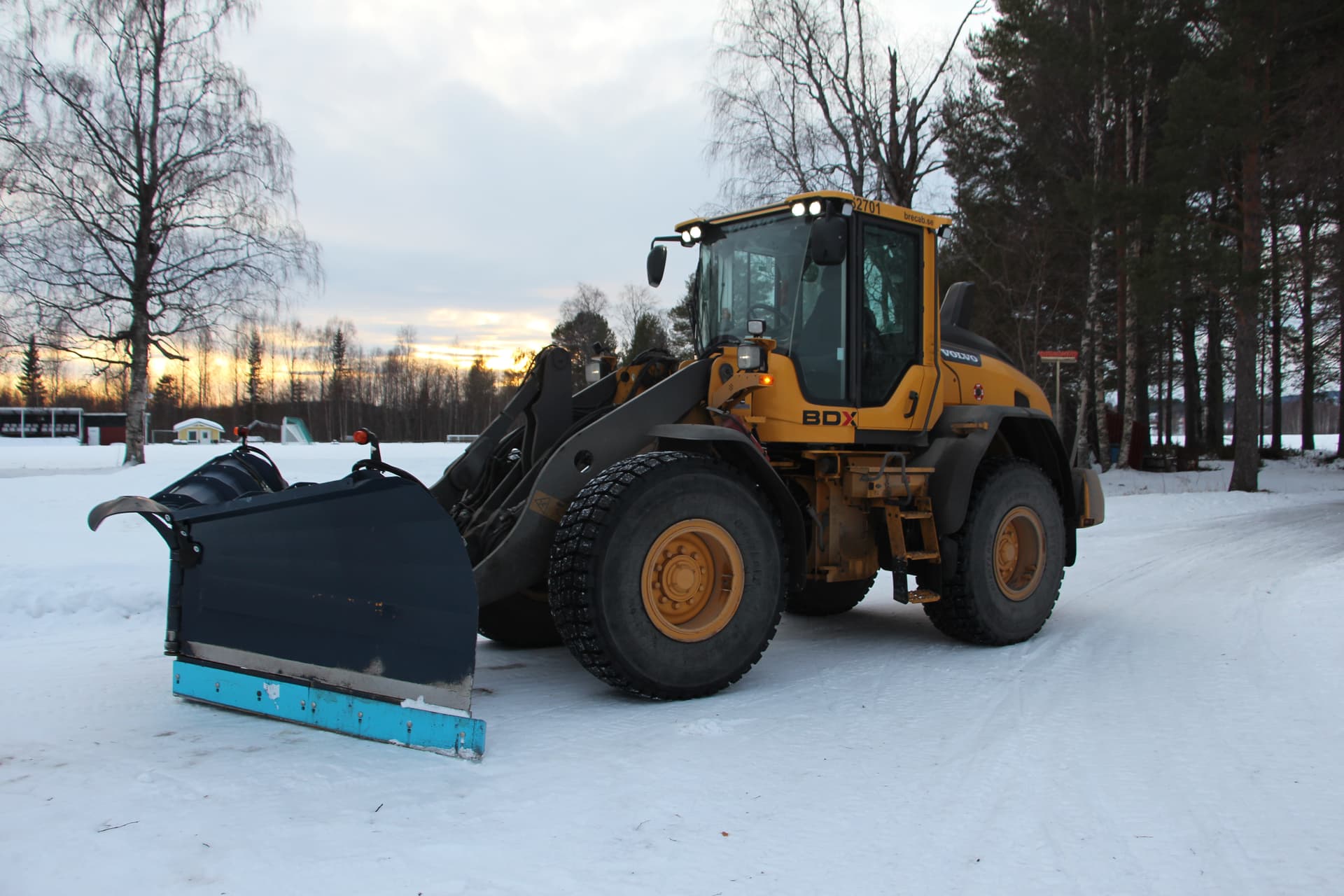 Brecabs hjullastare i vinterskogen